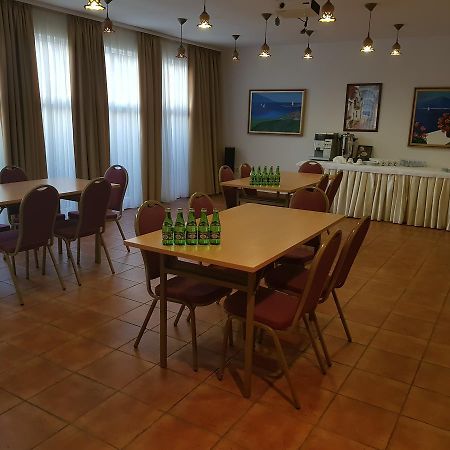 Hotel Lorenzo Krakow Bagian luar foto